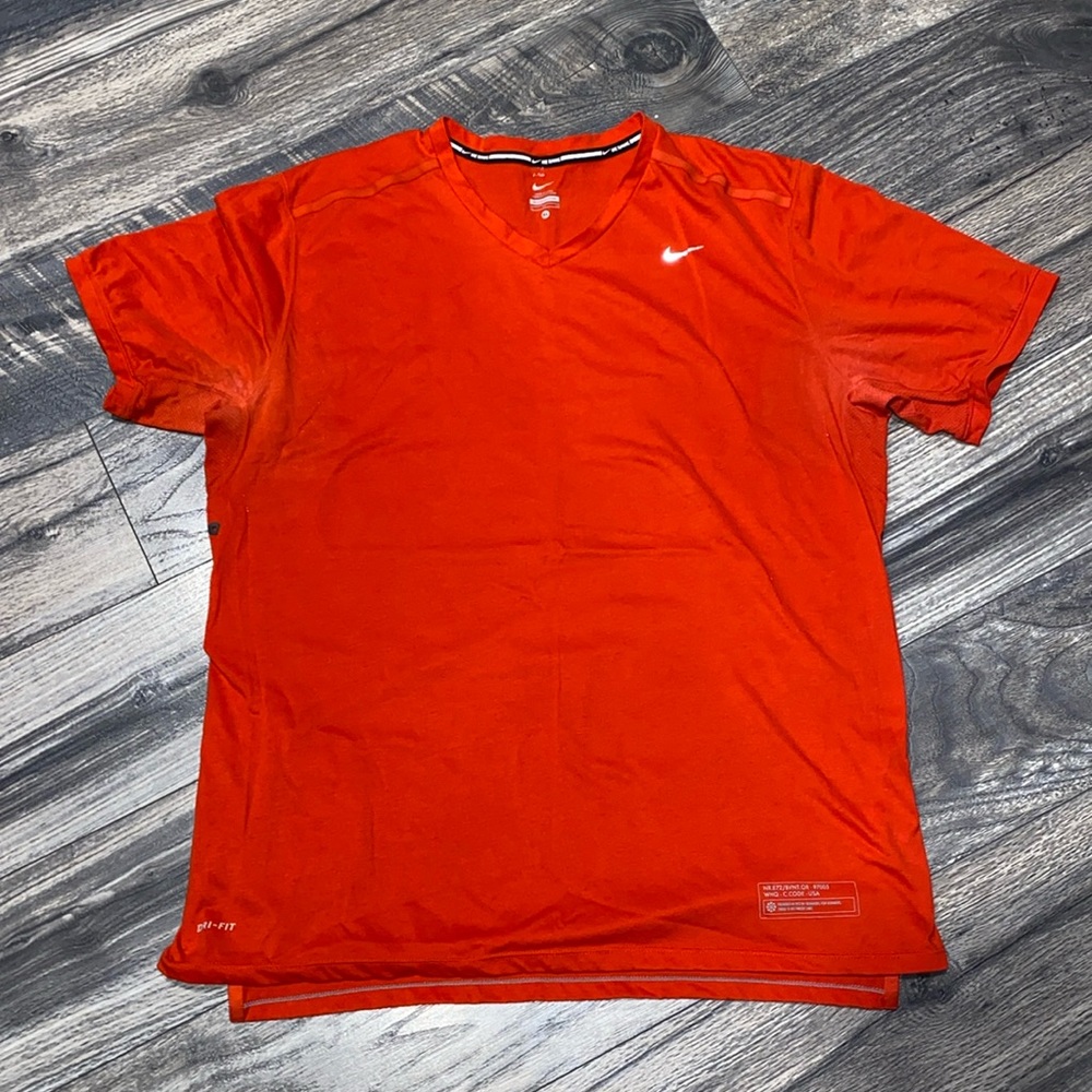 NIKE men’s dry fit shirt with zip pocket. Size XL